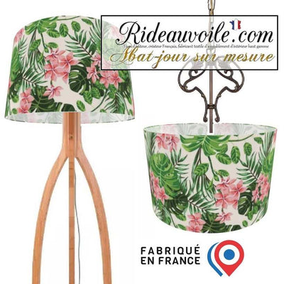 Tissu d'ameublement imprimé par motif répétitif dans un style Exotique Tropical avec de larges feuilles vertes et des fleurs colorées.