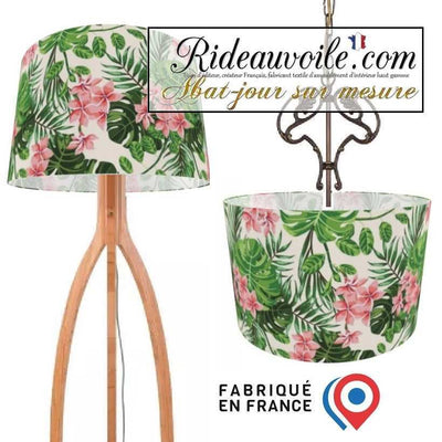 Tissu d'ameublement imprimé par motif répétitif dans un style Exotique Tropical avec de larges feuilles vertes et des fleurs colorées.