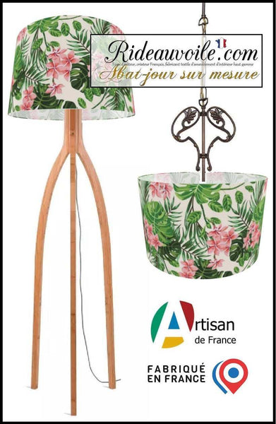 Tissu d'ameublement imprimé par motif répétitif dans un style Exotique Tropical avec de larges feuilles vertes et des fleurs colorées.