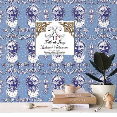 Tissu d'ameublement motif imprimé Baroque Bleu Antique ornement Lys Toile de Jouy Lion luxe haut gamme. Décoratrice d'architecte d'intérieur patrimoine historique pour tapisserie. Boutique Confection voilage, rideau au mètre. Ignifugé occultant.