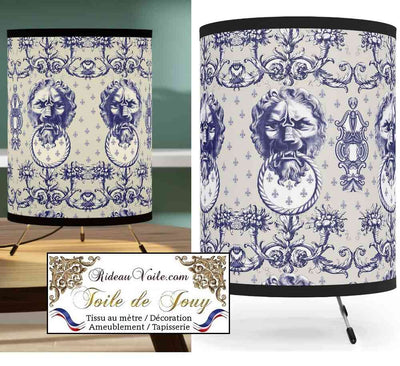 Tissu d'ameublement motif imprimé Baroque Bleu Antique ornement Lys Toile de Jouy Lion luxe haut gamme. Décoratrice d'architecte d'intérieur patrimoine historique pour tapisserie. Boutique Confection voilage, rideau au mètre. Ignifugé occultant.