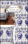 Tissu d'ameublement motif imprimé Baroque Bleu Antique ornement Lys Toile de Jouy Lion luxe haut gamme. Décoratrice d'architecte d'intérieur patrimoine historique pour tapisserie. Boutique Confection voilage, rideau au mètre. Ignifugé occultant.