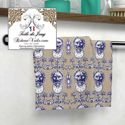 Tissu d'éditeur ameublement motif imprimé Baroque Bleu Antique ornement Lys Toile de Jouy Lion luxe haut gamme. Décoratrice d'architecte d'intérieur patrimoine historique pour tapisserie. Boutique Confection voilage, rideau au mètre. Ignifugé occultant.