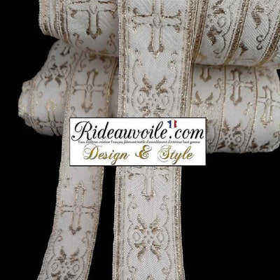 Passementerie Mercerie Ruban métallique, bordure métallique - Couleur or.&nbsp;Largeur des rubans disponibles: 2,3 cm et 3,5cm, bordure broderie dans le style liturgique d'église esprit vintage Baroque. Bordure de vêtement.