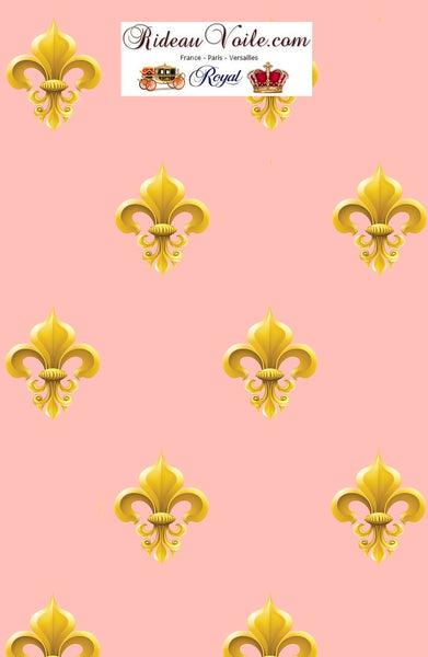 Boutique France Paris Versailles haut gamme décorateur agencement tissus ameublement style Monarchie Empire motif Fleur de lys Or tapisserie décoration extérieur intérieur de salon, chambre, cuisine avec rideau imprimé rose poudré. Ignifugé non feu, occultant, voilage.